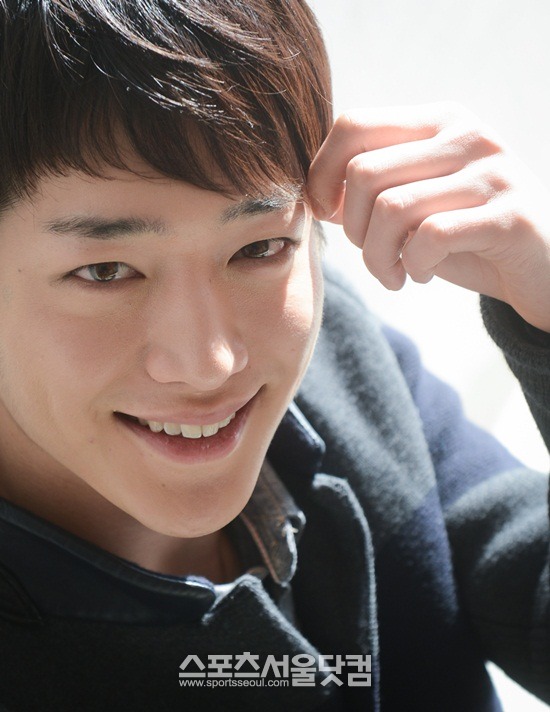 서강준이 이상형인 차예련, 이연희와 함께 멜로물을 찍어보고 싶다며 수줍게 웃고 있다./이효균 기자