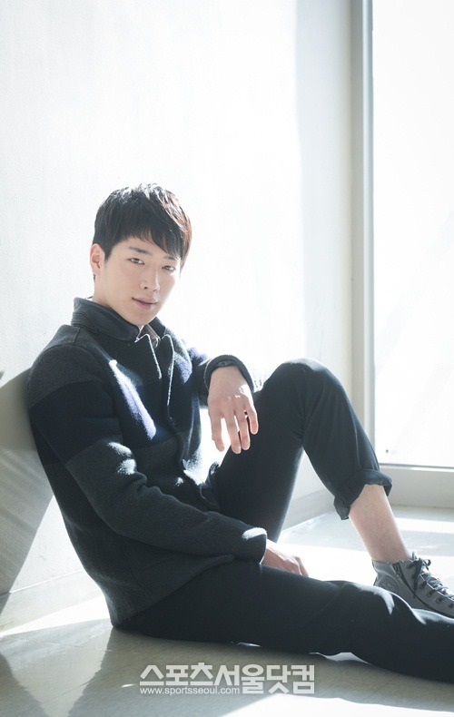 서강준이 깊은 눈매로 카메라를 응시하고 있다. 어린 나이와 데뷔 3개월이라는 조건에도 그는 이 눈빛과 연기력으로 주연을 꿰찼던 것 같다고 수줍게 미소 지었다./이효균 기자