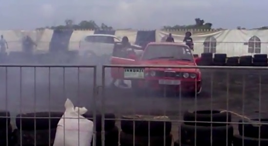 아무런 장비도 없이 연신 360도 회전을 하는 자동차가 누리꾼의 관심을 모으고 있다./유튜브 캡처