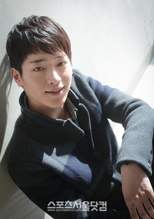 깊은 눈매와 저음의 목소리가 인상적인 서강준은 군대에 관한 질문에도 정직한 답변을 내놔 당당한 성격을 다시 한번 부각했다./이효균 기자