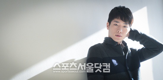 서강준이 20대 남자 배우로서 껄끄러울만한 군대, 연애, 주량 등 여러 질문에 솔직하게 답하며 새로운 매력을 보여주고 있다./이효균 기자