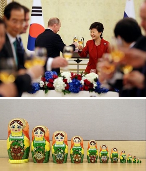 지난해 11월 13일 박근혜 대통령이 러시아 푸틴 대통령 공식 방한 오찬에서  건배하는 모습(위) 이날 푸틴 대통령은 박근혜 대통령에게 러시아의 전통목각인형 마트료시카를 선물하기로 했다. 러시아 푸틴 대통령이 보낸 마트료시카(아래)/ 청와대 페이스북 캡쳐
