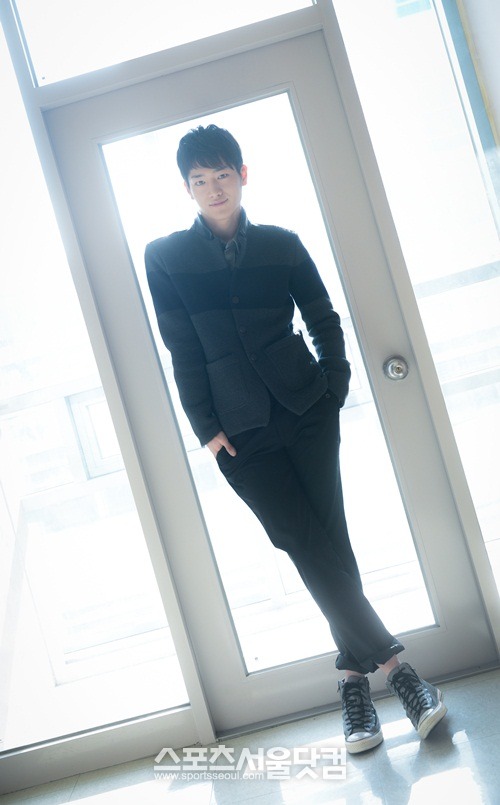 서강준이 조각 미모와 큰 키, 안정된 연기력으로 2014 루키로 떠오르고 있다. 연애와 연기, 그외 여러 질문을 쏟아부었지만 여유로운 말투로 대답하며 솔직한 매력을 뽐내고 있다./이효균 기자