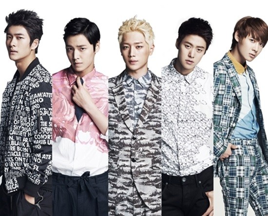 서강준이 자신의 팀 서프라이즈의 뒷얘기를 털어놓고 있다. 멤버 강태오, 이태환, 서강준, 공명, 유일(왼쪽부터)/판타지오 제공