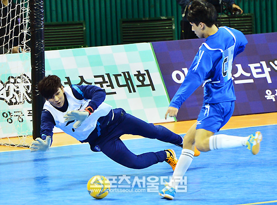 허벅지 부상을 당한 노지훈이 간단한 응급 처치 후 다시 경기에 복귀해 몸을 날리고 있다./배정한 기자