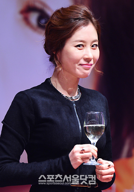 영화 관능의 법칙 제작보고회가 14일 오전 서울 광진구 아차산로 롯데시네마 건대점에서 열린 가운데 배우 문소리가 포토타임을 갖고 있다./아차산로=배정한 기자