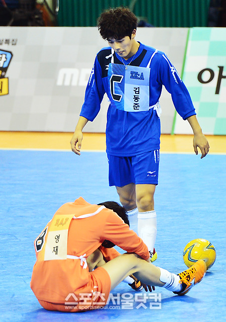 영재(아래)가 부상을 당해 고통을 호소하자 김동준이 걱정스러운 눈빛으로 바라보고 있다./배정한 기자