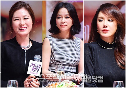 관능의 법칙에 출연한 문소리 조민수 엄정화(왼쪽부터). 영화 속에서 다채로운 매력을 발산하며 관객을 사로잡을 예정이다./배정한 기자