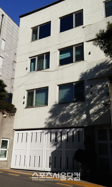 경매를 앞둔 하얀빌라의 문들은 굳게 닫혀있다.