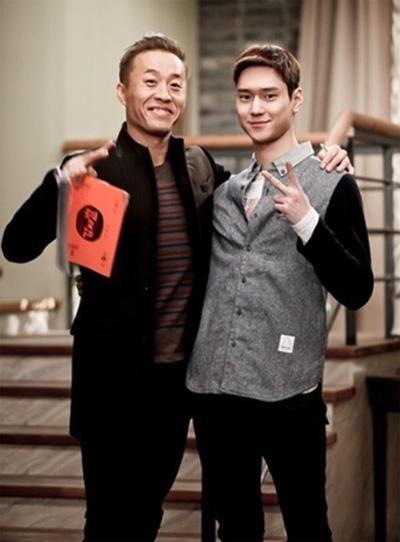 정준하가 고경표와 함께 시트콤 촬영장에서 촬영한 사진이 공개돼 시선을 끌고 있다. / tvN 제공