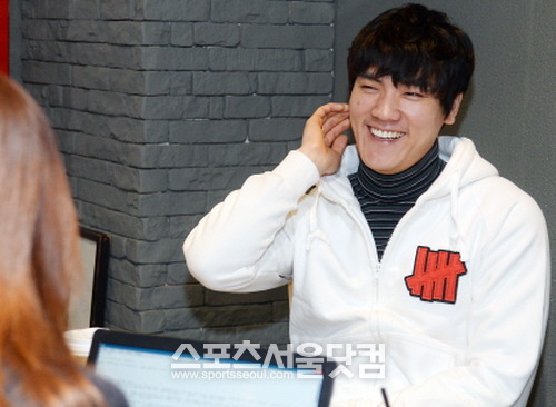 박정석(32)이 인터뷰 중 멋쩍게 웃고 있다. 박정석은 바른 생활 사나이 아니다. 나름 재미있게 살고 있다고 말했다./용산=이새롭 기자