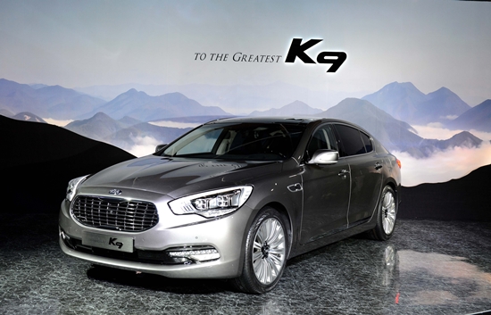 기아자동차는 디트로이트 모터쇼에서 3.8람다 엔진과 타우 5.0d엔진이 장착된 K9(현지명 K900)을 전시했다./기아차 제공