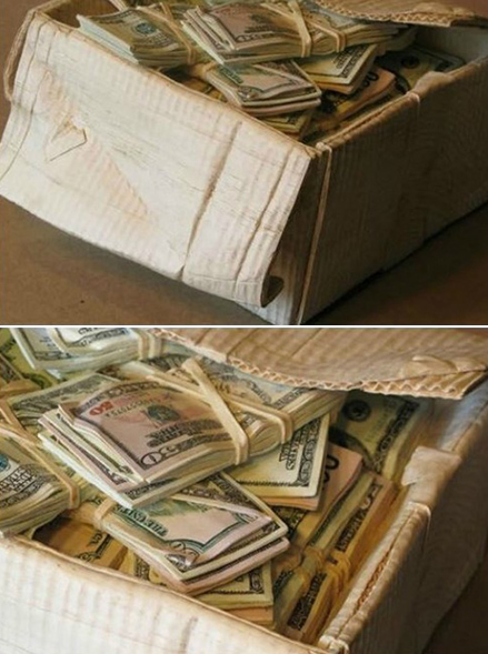 종이상자 안에 나무 조각으로 만든 돈다발이 공개돼 네티즌들의 관심을 모으고 있다./온라인커뮤니티