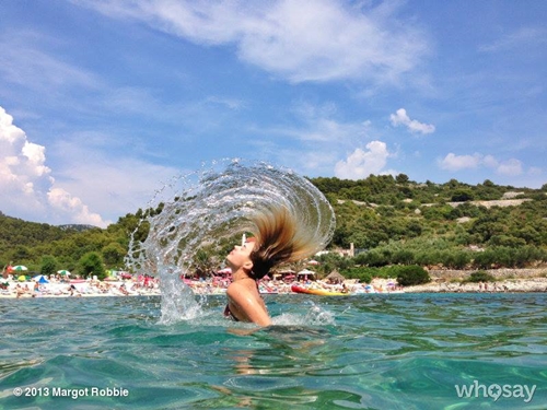 올래녿 블룸과 열애 사실이 공개된 마고 로비의 바다 사진이 눈길을 사로잡고 있다. / 마고 로비 페이스북