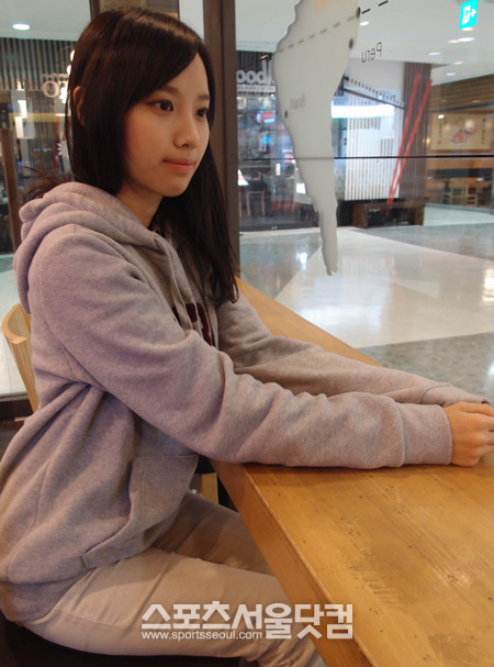 세 번째 롤 e걸은 경북대학교 4학년인 정승은 씨다. 정 씨는 16일 KT 불리츠와 나진 실드의 3·4위전을 보기 위해 용산 e스포츠상설경기장을 찾았다./ 용산=황원영 기자