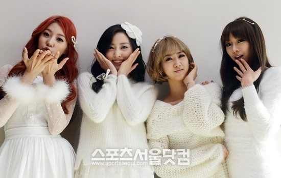 걸그룹 베스티 멤버들(왼쪽부터 다혜, 해령, 혜연, 유지). 해령은 다양한 분야에서 종횡무진으로 활동하는 이유로 베스티를 꼽았다. 그는 자신이 속한 그룹 베스티가 자신의 삶에 있어 가장 중요한 부분을 차지하고 있다고 솔직히 털어놨다./이효균 기자