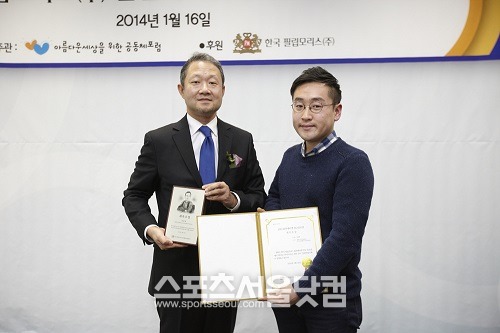 한국필립모리스㈜ 정일우 대표이사(왼쪽)가 제7회 흡연 에티켓 광고 공모전 최우수상 수상자인 경희사이버대학교 최대현 학생과 시상 후 기념촬영을 하고 있다.