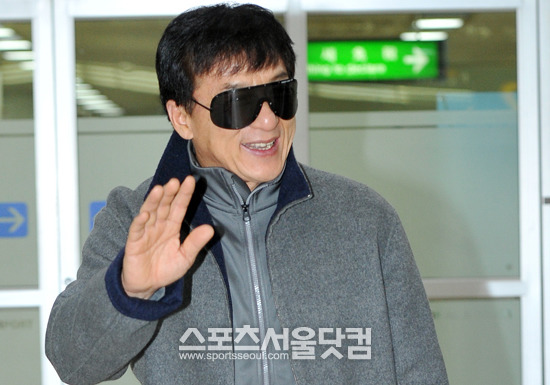 홍콩 배우 성룡이 영화 폴리스 스토리 2014 홍보를 위해 17일 오후 서울 김포국제공항을 통해 입국했다 / 김슬기 인턴기자