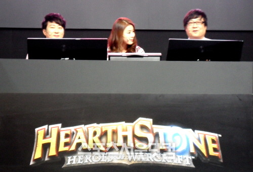 작년 11월 부산 벡스코 지스타 현장에 부스를 마련한 블리자드는 행사 내내 해설자 엄재경, 김태형과 스타크래프트 2 프로게이머 이유라의 진행으로 하스스톤:워크래프트의 영웅들 이벤트 매치를 열었다./김연정 기자