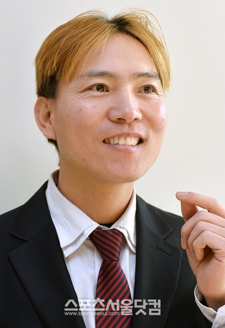 길거리에서 김광석의 노래를 부르는 가수 김선동은 우연한 계기로 김광석의 노래를 만난 뒤 김광석 모창 가수의 삶을 살게 됐다./최진석 기자