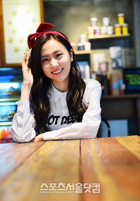 베스티 해령이 머리를 만지작 거리면서 귀엽게 미소짓고 있다./배정한 기자