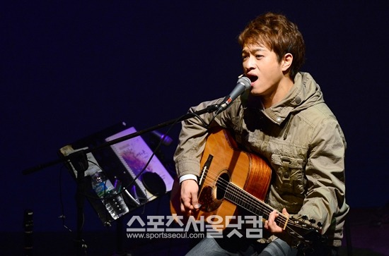 뮤지컬배우 최승열이 16일 오후 서울 동숭동 미마지아트센터 눈빛극장에서 열린 창작뮤지컬 바람이 불어오는 곳 무대에서 열창하고 있다./이새롬 기자