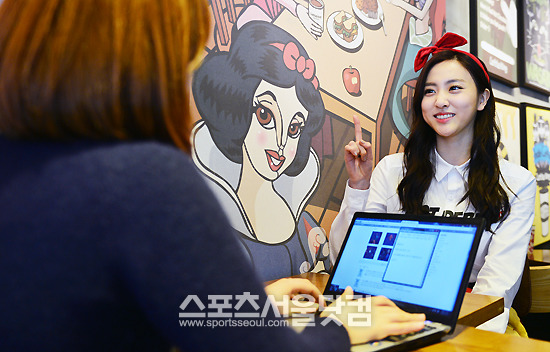 베스티 해령이 전지현과 같은 브랜드의 화장품을 쓴다고 설명하고 있다./배정한 기자