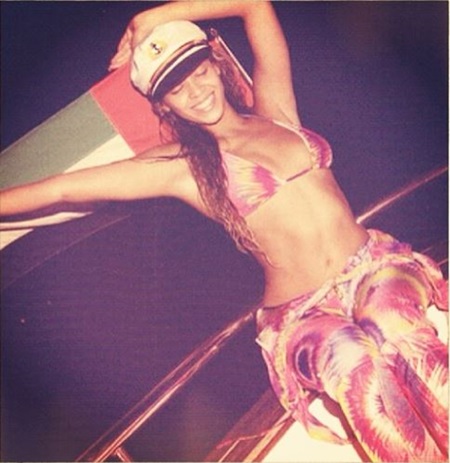 비욘세가 비키니를 입고 자연스러운 섹시미를 과시하고 있다. / 비욘세 인스타그램