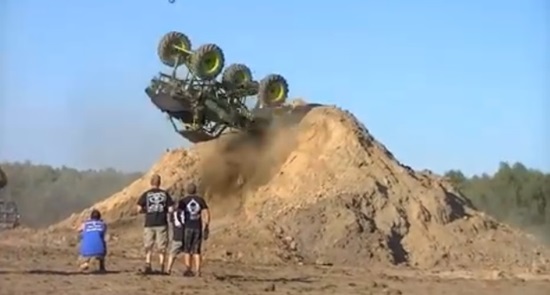 전문 댄서나 피겨스케이팅 선수도 하기 힘든 백플립을 1톤 자동차가 보여줘 누리꾼의 관심이 모아지고 있다. / 유튜브 캡처