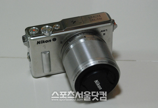 Nikon 1 AW1은 수심 15m에서 1시간 가량 촬영할 수 있는 탁월한 방수 성능과 2m높이의 낙하 충격을 견디는 뛰어난 내구성을 실현한 제품이다./ 황원영 기자
