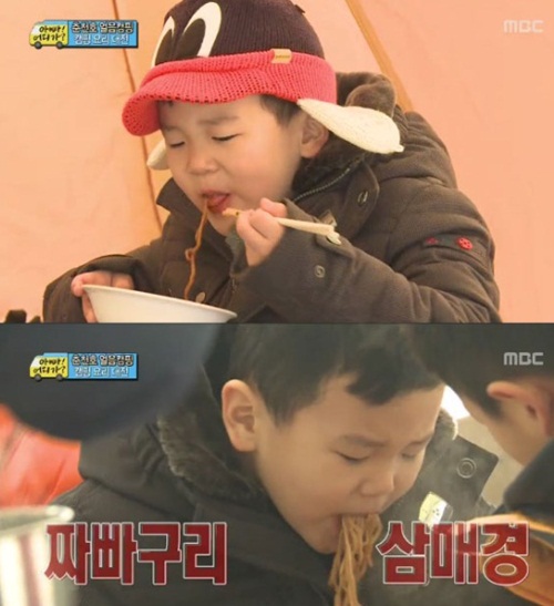 윤후가 맛있게 먹은 짜파구리가 누리꾼 사이에 화제가 되며 해당 라면업체의 매출이 상승되는 효과까지 불러왔다./MBC 일밤-아빠 어디가 방송 캡처