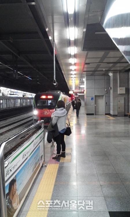 16일 아침 6시 춘천행 ITX청춘이 용산역에 들어오고 있는 가운데 최근 코레일이 정기권 이용자들이 타는 4·5호 차량에 좌석이 지정된 일반인 승객과 함께 이용하도록 하고 있어 논란이 되고 있다. /신진환 인턴기자