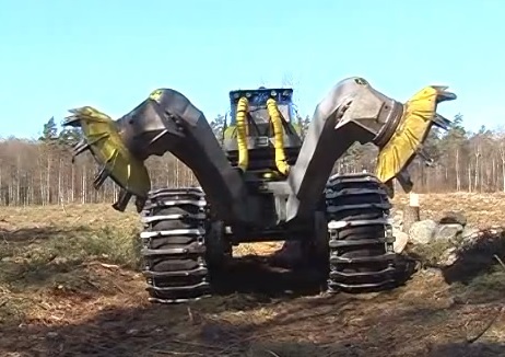 트랙터 앞에 달린 두 갈퀴로 모든 걸 갈아엎는 트랙터가 있다? / 유튜브 캡처