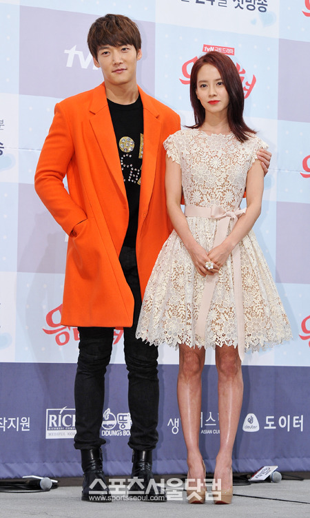 배우 최진혁(왼쪽)과 송지효가 21일 오전 서울 강남구 연주로 임피리얼 팰리스 호텔에서 열린 tvN 금토드라마 응급남녀 기자간담회에 참석해 포토타임을 갖고 있다./강남=김슬기 인턴기자