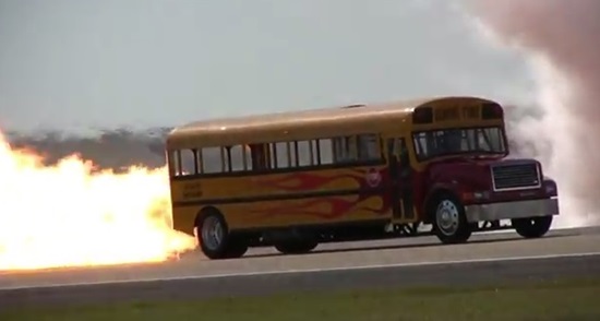 불길 뿜는 스쿨버스가 찍힌 동영상이 누리꾼들의 관심을 끌고 있다. / 유튜브 캡처