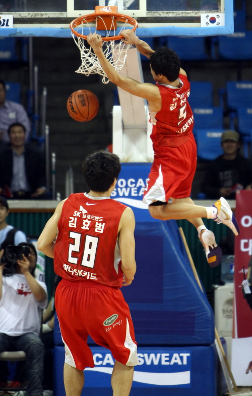 타고난 신체조건과 운동 능력으로 SK를 이끌고 있는 김선형(오른쪽). 여느 센터 못지 않은 덩크슛 능력을 가지고 있다. / KBL 제공