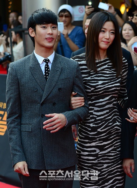 김수현과 전지현은 2012년 영화 도둑들에서 처음 만난 뒤 돈독한 사이를 유지하고 있다. / 이새롬 기자