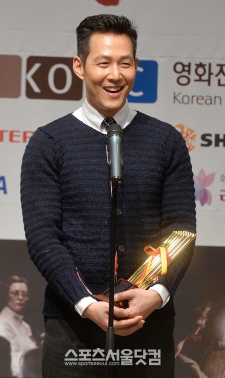 배우 이정재가 송강호에게 인사를 하지 않았다는 보도에 대해 당황스러워했다./더팩트DB