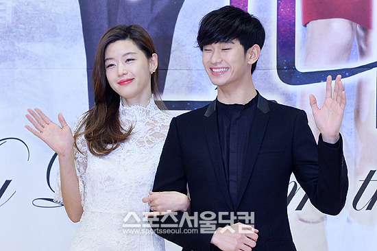 전지현과 김수현은 촬영 현장에서 기 싸움은 커녕 화기애애한 분위기를 이끌고 있다. / 최진석 기자