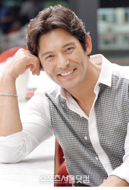 배우 오지호가 3살 연하 일반인과 2년째 만남을 이어오고 있다. / 최진석 기자