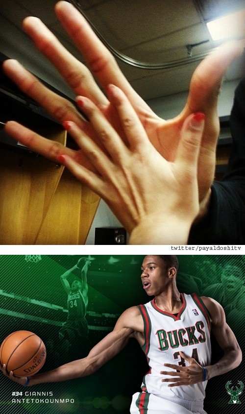 농구 선수의 손 크기가 네티즌의 주목을 받고 있다. / 온라인 커뮤니티, NBA 밀워키 벅스 홈페이지