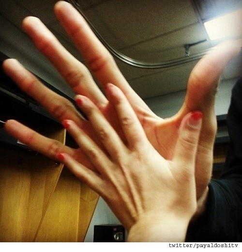 농구 선수의 손 크기가 일반인 여성의 2~3배 정도의 엄청난 크기로 놀라움을 자아내고 있다. / 온라인 커뮤니티