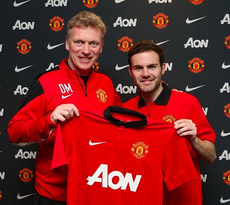 맨체스터 유나이티드로 이적한 후안 마타(오른쪽)가 25일 데이비드 모예스 감독과 유니폼을 들고 포즈를 취하고 있다. / 맨체스터 유나이티드 홈페이지 캡처