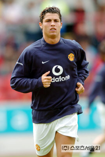 호날두는 2003년 친선 경기를 계기로 알렉스 퍼거슨 감독의 눈에 띄며 맨체스터 유나이티드로 이적한다. / 스포츠서울 DB