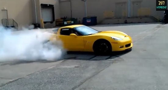 흰 연기를 뿜으며 도로를 질주하는 자동차들이 누리꾼의 관심을 끌고 있다. / 유튜브 캡처