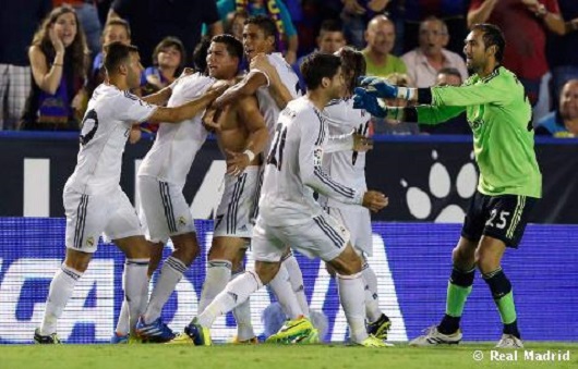 크리스티아누 호날두(왼쪽에서 세 번째)가 지난해 10월 6일 스페인 발렌시아의 시우다드 데 발렌시아에서 열린 2013~2014시즌 스페인 프리메라리가 8라운드 레반테와 원정 경기에서 종료 직전 역전 골을 터뜨리고 팀 동료들에게 축하를 받고 있다. / 레알 마드리드 홈페이지 캡처