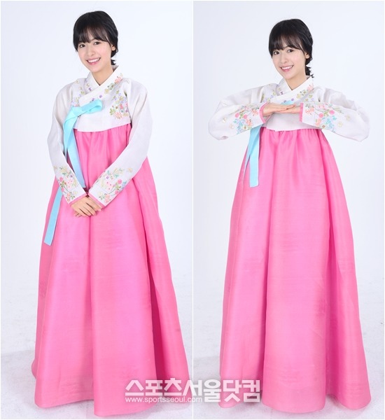 부끄럽네요. 기자님~저 예쁘게 나오나요? 지우는 촬영 내내 수줍은 미소를 감추지 못했지만, 단아한 외모와 분홍색 한복은 지우 특유의 청순한 매력을 돋보이게 했다./남윤호 기자