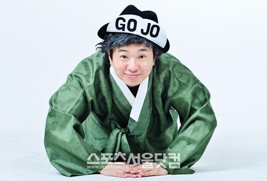 고조 절 받으시라요! 박성호가 <더팩트> 독자들에게 세배를 하고 있다. / 배정한 기자