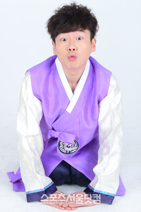 제 절과 키스를 받아주세요. 김대성이 절을 하며 입술을 내밀어 매력을 발산하고 있다. / 남윤호 기자