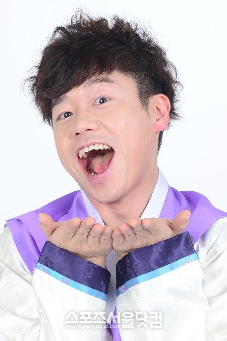 새해 복 많이 받으세요~ 꼭이요! 김대성이 연보라색 한복으로 마치 새신랑 같은 분위기를 내고 있다. / 남윤호 기자